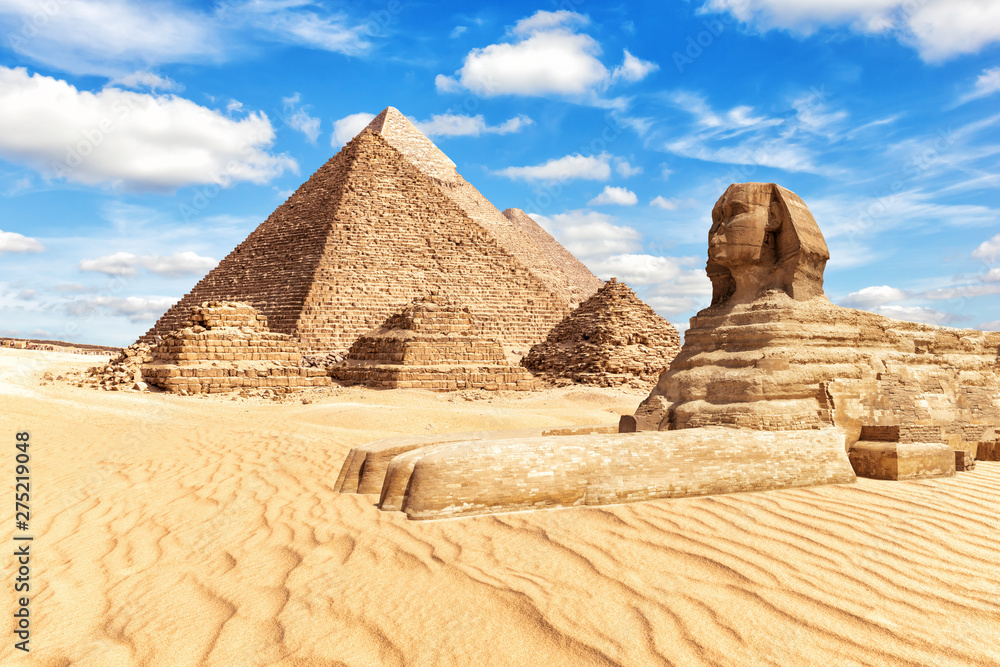 View on the Great Sphinx and the Pyramids in Giza - obrazy, fototapety, plakaty 
