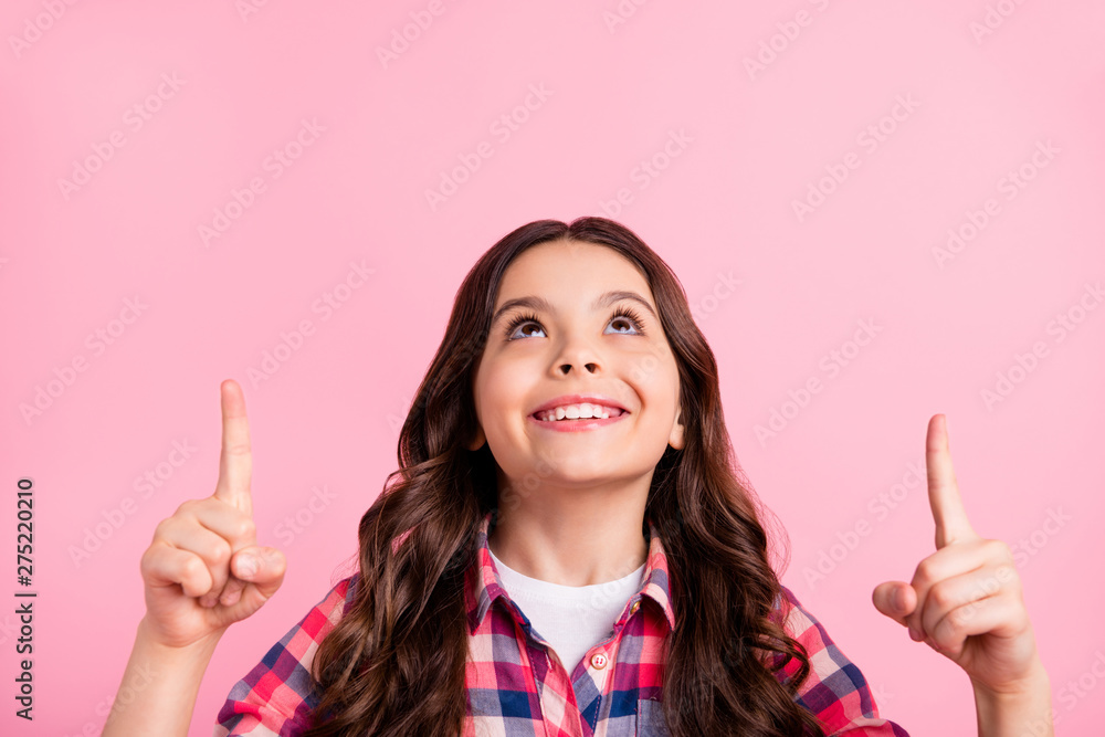 Φωτογραφία Close up photo of cute pretty kid look advertise see choice decision information