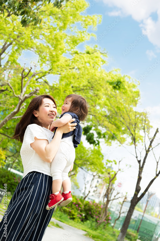 子供を抱き上げる母親 Foto De Stock Adobe Stock 子供を抱き上げる母親 Foto De Stock Adobe Stock