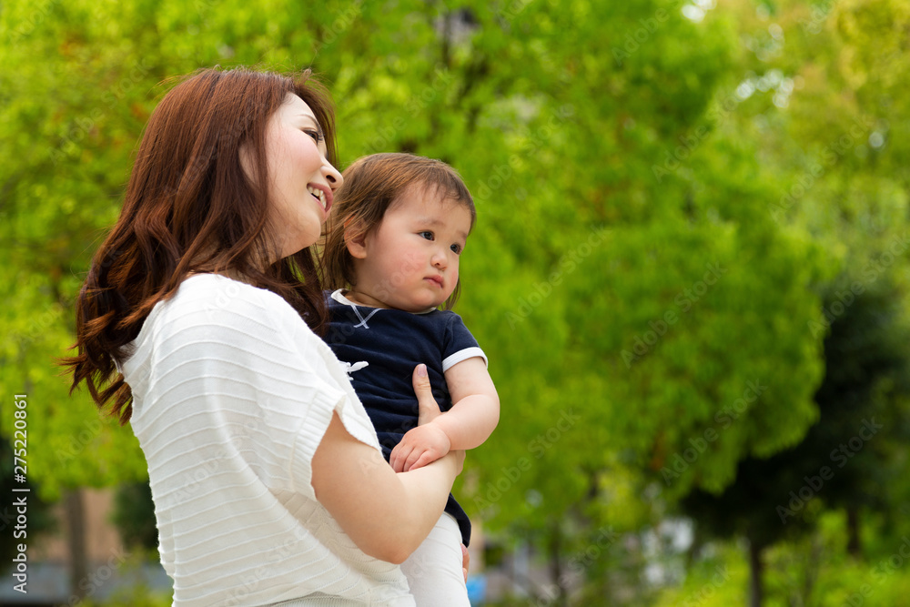 子供を抱き上げる母親 子供を抱き上げる母親