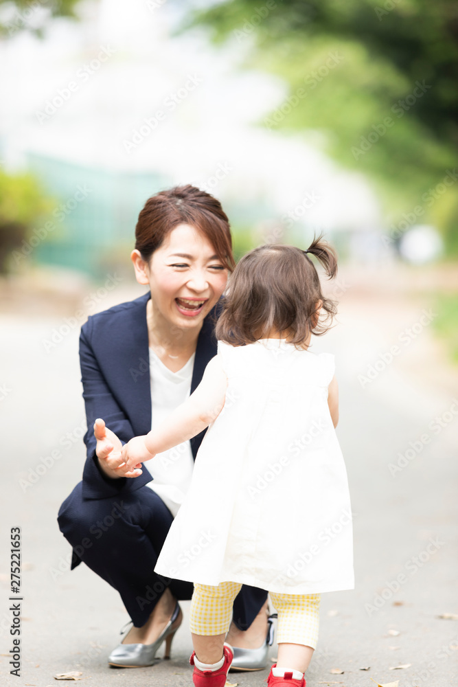 人物 日本 日本人 アジア人 東洋人 3人 男性 男の人 大人 成人 青年 父親 お父さん 女性 女の人 お母さん 母親 子供 幼児 女の子 女児 乳児 乳幼児 園児 親子 家族 父子 母子 かわいい 屋外 コピースペース 公園 緑 ライフスタイル 教育 育児 子育て 歩く 散歩 楽しい