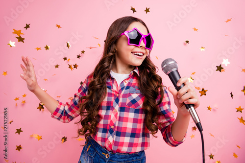 Foto Close up photo of cool attractive crazy lady kid have fun visit event future mus