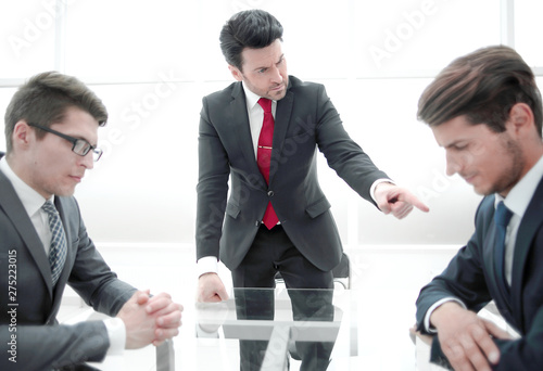 Fotografia strict boss scolds unprofessional employee at a working meeting