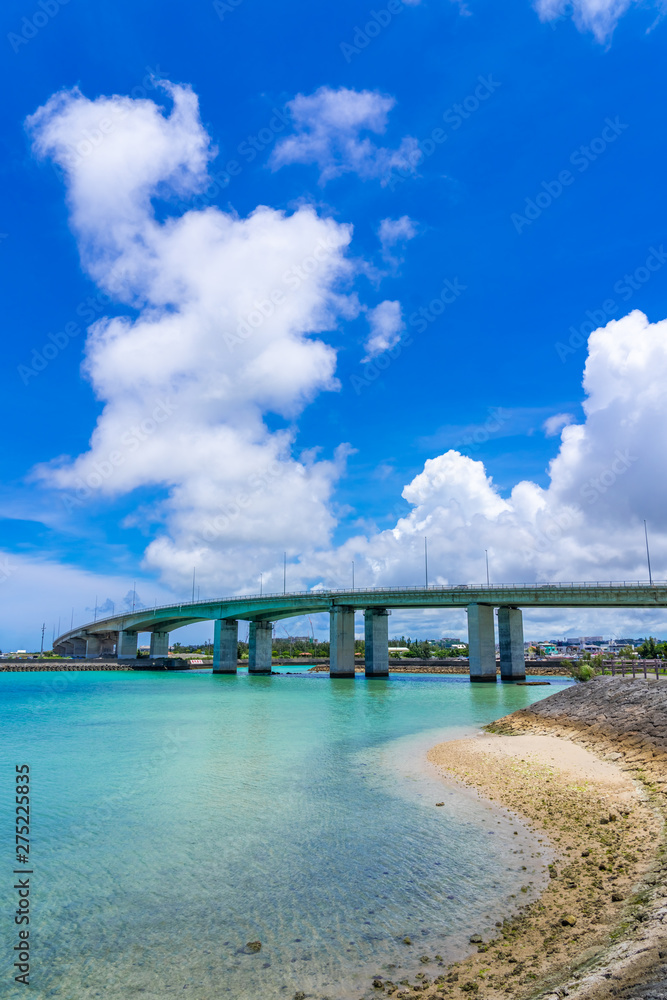 沖縄の海と高架橋