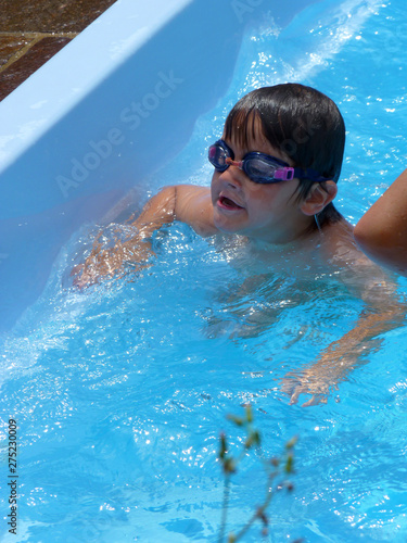 Ein kleiner Junge im Swimmingpool © Theresia Karanitsch
