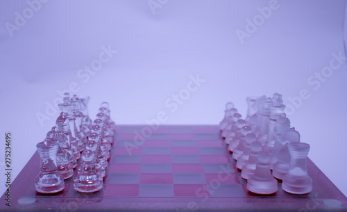 tabuleiro de xadrez com peças de xadrez de cristal