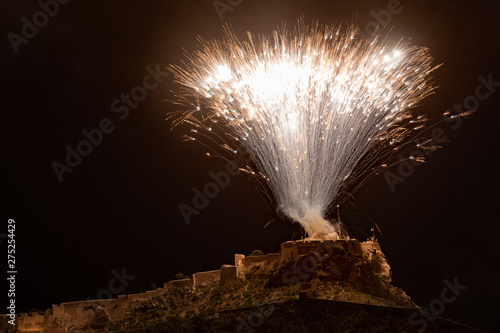 Noche de San Juan en el solsticio de verano en Alicante, España. Fuegos artificiales de la fortaleza del castillo de santa barbará