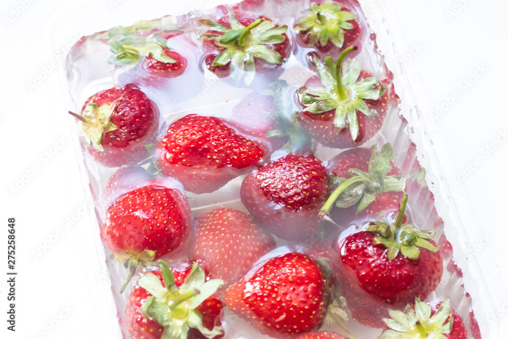 Strawberries in a bowl of water. Red berries. Seasonal berries in the water. Strawberries in a bowl of water. Red berries. Seasonal berries in the water.