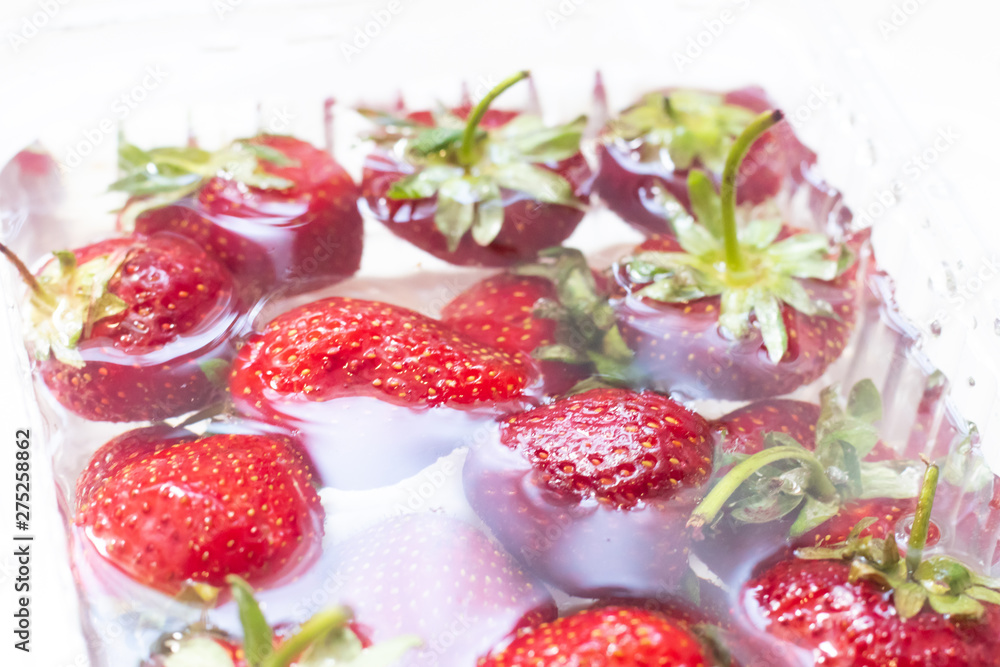 Strawberries in a bowl of water. Red berries. Seasonal berries in the water. Strawberries in a bowl of water. Red berries. Seasonal berries in the water.