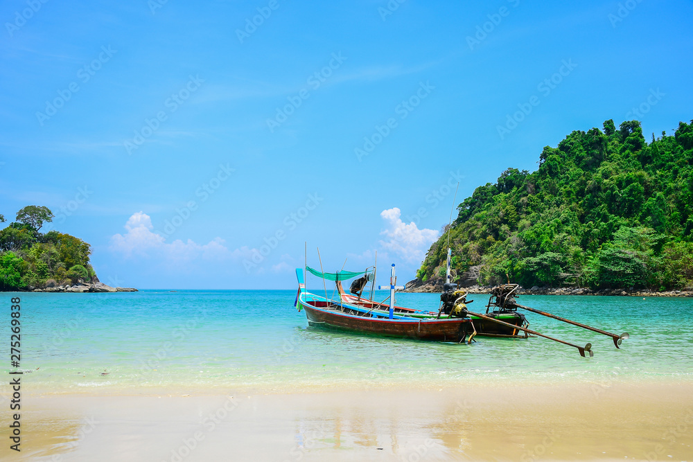Fototapeta premium The beauty of the sea, the beach,the blue sky With a long tail boat in the sea of Koh Kam, Laem Son National Park, Ranong Province, Thailand.