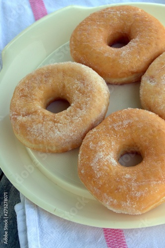 donuts au sucre dans assiette blanche © Patryssia