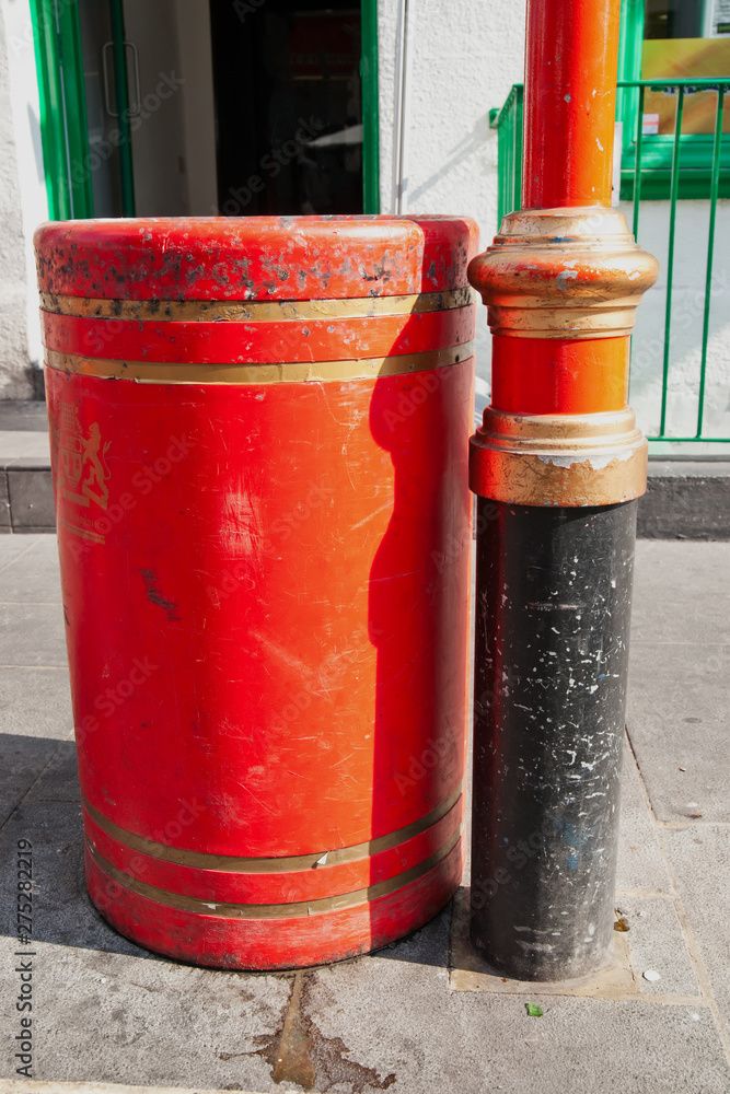 Naklejka premium Colorful city litter bin and lamp post.