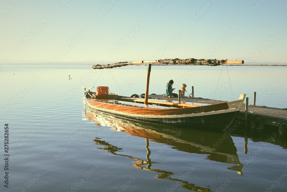 Barca de paseo con chica y perro en un lago