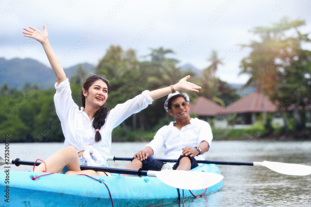 Obraz premium Couples are kayaking with a happy holiday.