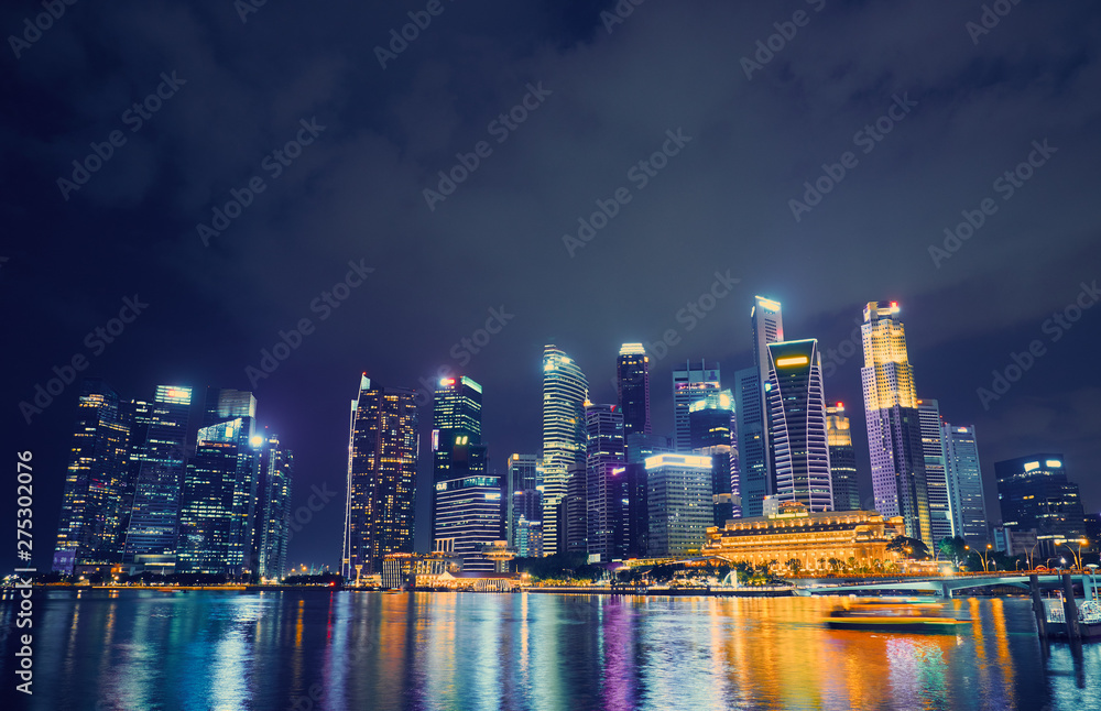 Fototapeta premium Skyscrapers at night in Singapore