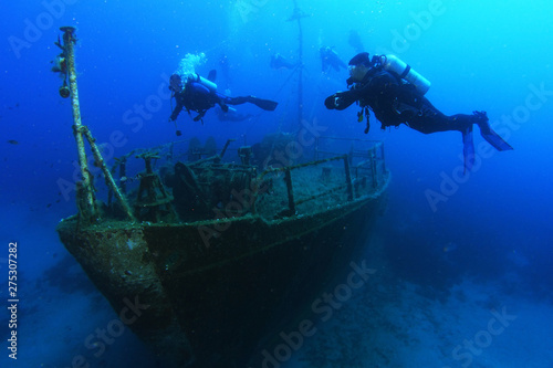 Pınar 1 shipwreck bow and scuba divers