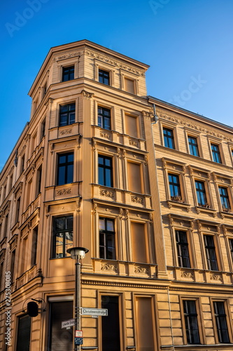 sanierter altbau in berlin, deutschland © ArTo