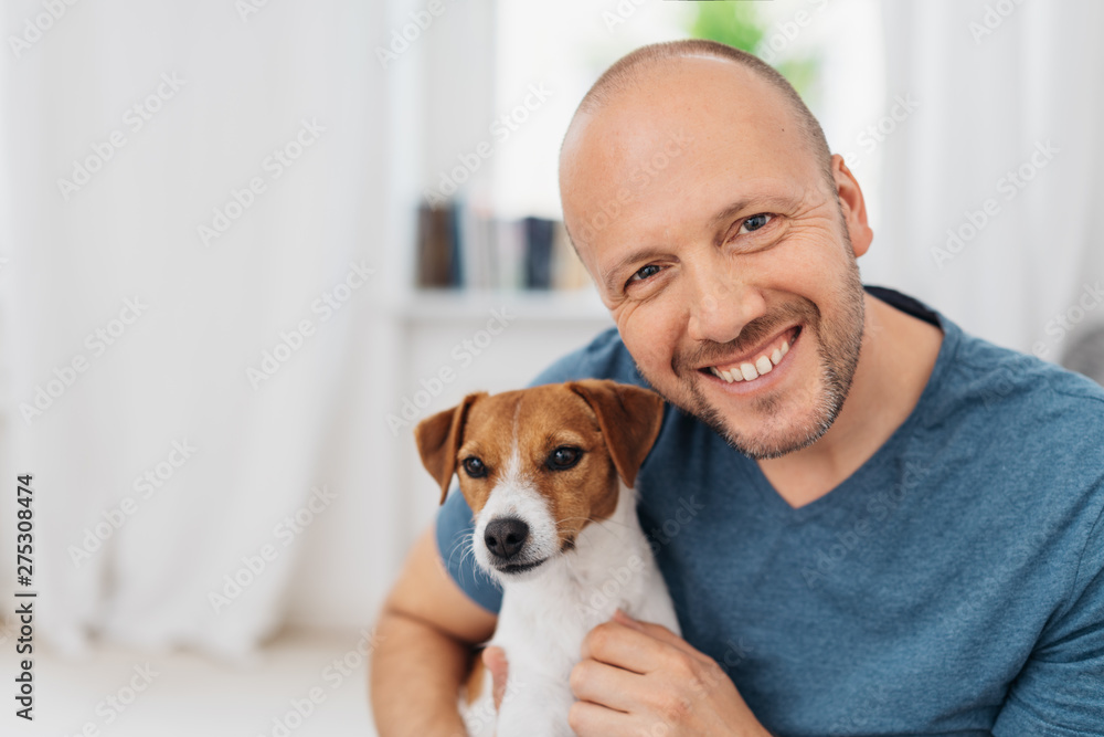 lachender Mann umarmt seinen Hund lachender Mann umarmt seinen Hund
