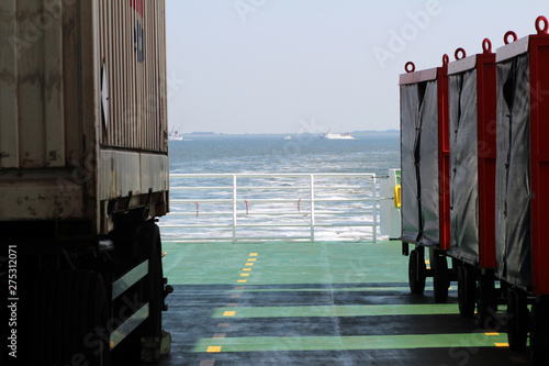 container auf einem schiff und die see in der mitte auf der nordsee insel juist deutschland fotografiert an einem sonnigen tag während eines spaziergangs photo