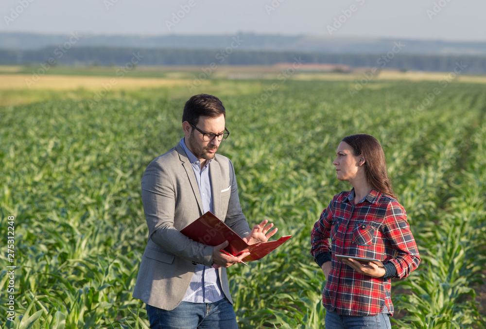 Obraz premium Businessman and farmer talking in field