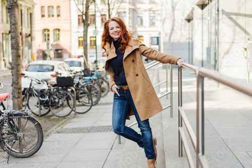 Quadro em tela rothaarige Frau mit Trenchcoat in der Stadt