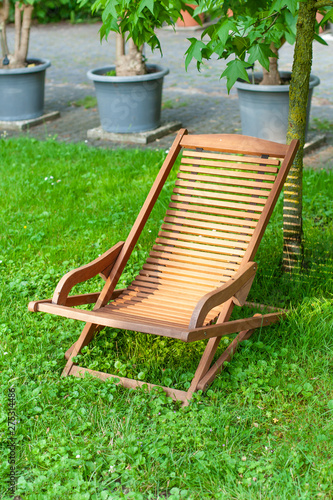 Liegestuhl im Garten Holzstuhl auf dem Rasen