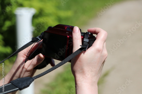 Frau beim Fotografieren mit Digitalkamera in beiden Händen, Raum für Text