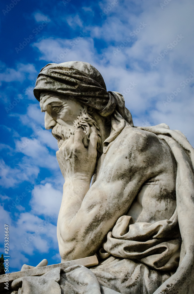 La statua di Giobbe di fronte al Pantheon del cimitero monumentale di Staglieno a Genova La statua di Giobbe di fronte al Pantheon del cimitero monumentale di Staglieno a Genova