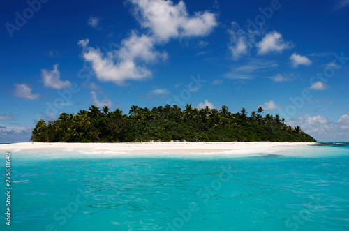 tropical island in the sea © Marc Stephan