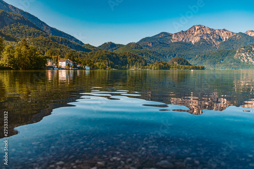 Fototapeta Naklejka Na Ścianę i Meble -  Beautiful alpine morning view with reflections at the famous Kochelsee - Bavaria - Germany