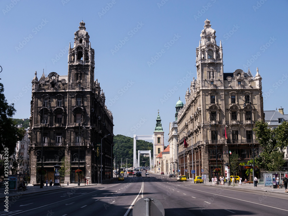 Zwei alte Häuser mit Turm in Budapest