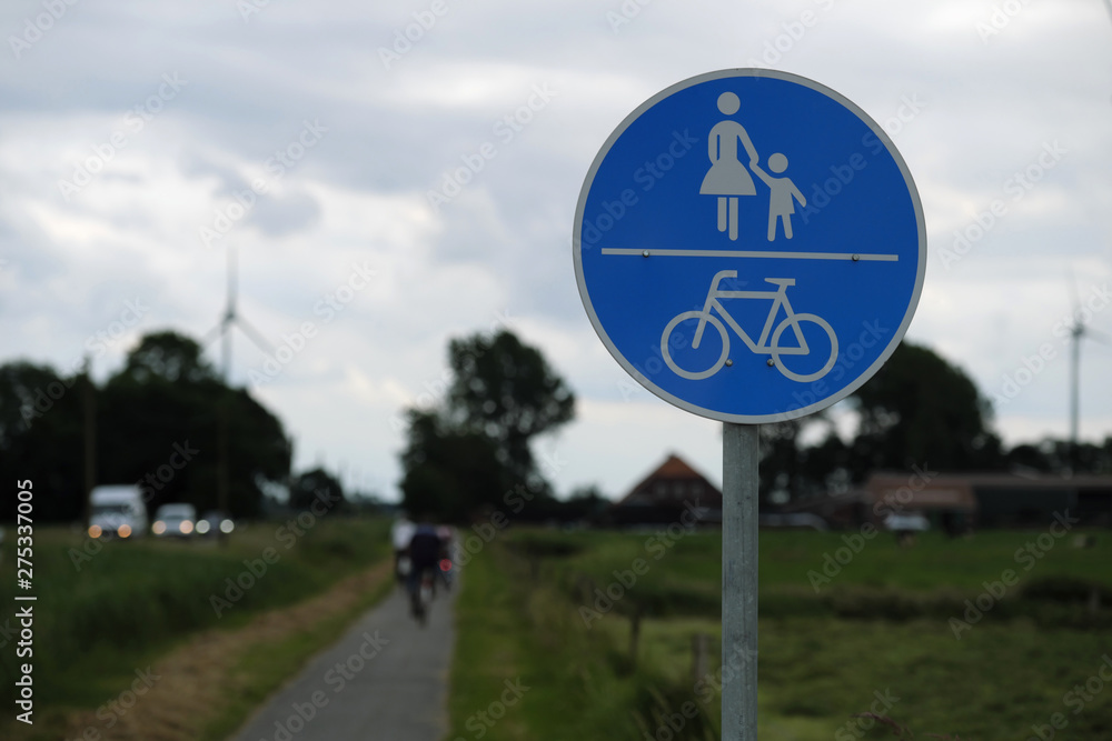 Radweg in Niedersachsen mit Verkehrsschild gemeinsamer Geh und Radweg Stockfoto Stock Photo