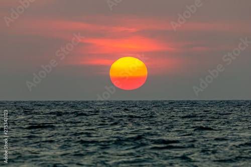 Fototapeta Naklejka Na Ścianę i Meble -  The sun is falling into the sea. , The sky is orange And the sea is dark