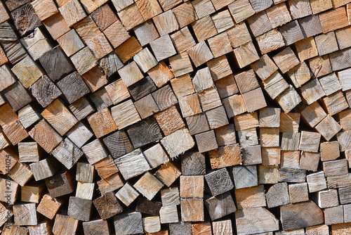 Brennholz-Stapel aus gesägtem Balkenholz im Winter