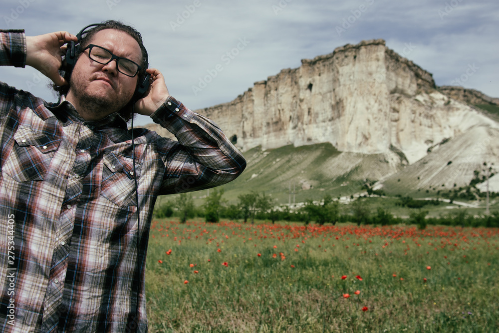 Naklejka premium Funny man listening to music.