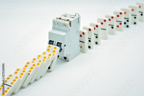 Obraz na plátně fichas de dominó cayendo, cortadas con un interruptor eléctrico