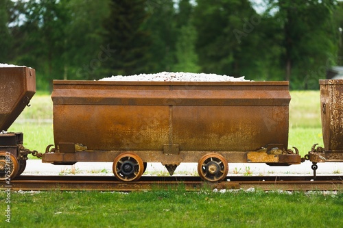 Εκτύπωση καμβά old rusty waggon full of slate