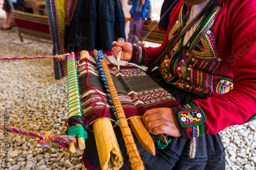Mujer peruana tejiendo de forma tradicional