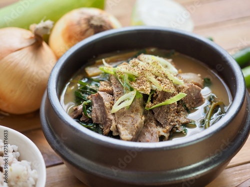  한국의 음식 염소탕과 밥 그리고 채소 
