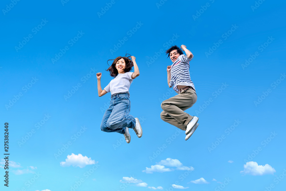 青空を背景にジャンプする男女カップル 希望 幸せ 飛躍 未来イメージ Stock 写真 Adobe Stock