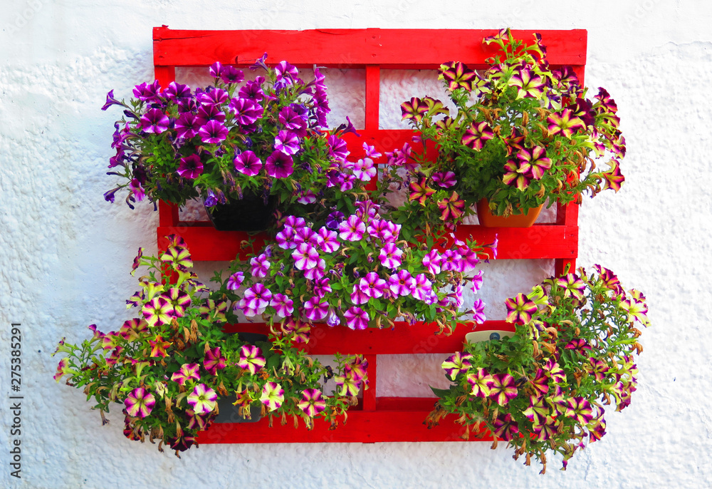 Fototapeta premium Painted wooden pallet with flowers