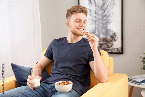 Handsome young man eating t...