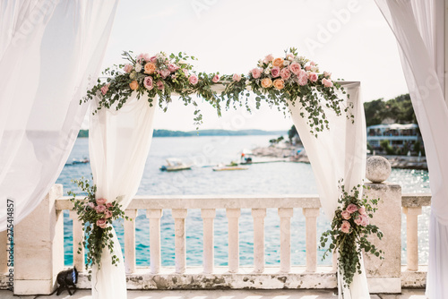 Fototapeta Naklejka Na Ścianę i Meble -  Wedding ceremony arch