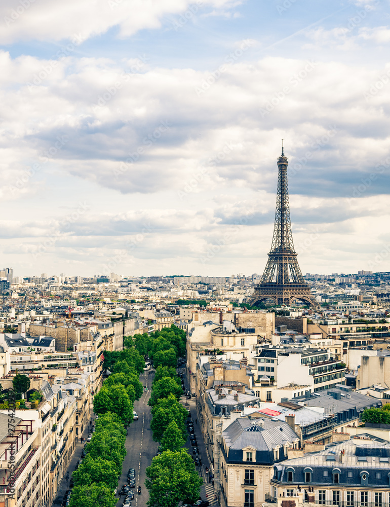 パリ　凱旋門から眺めるエッフェル塔　縦位置