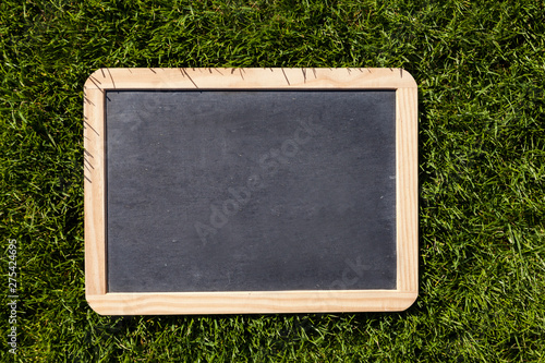 Kleine Tafel unbeschriftet im Gras photo