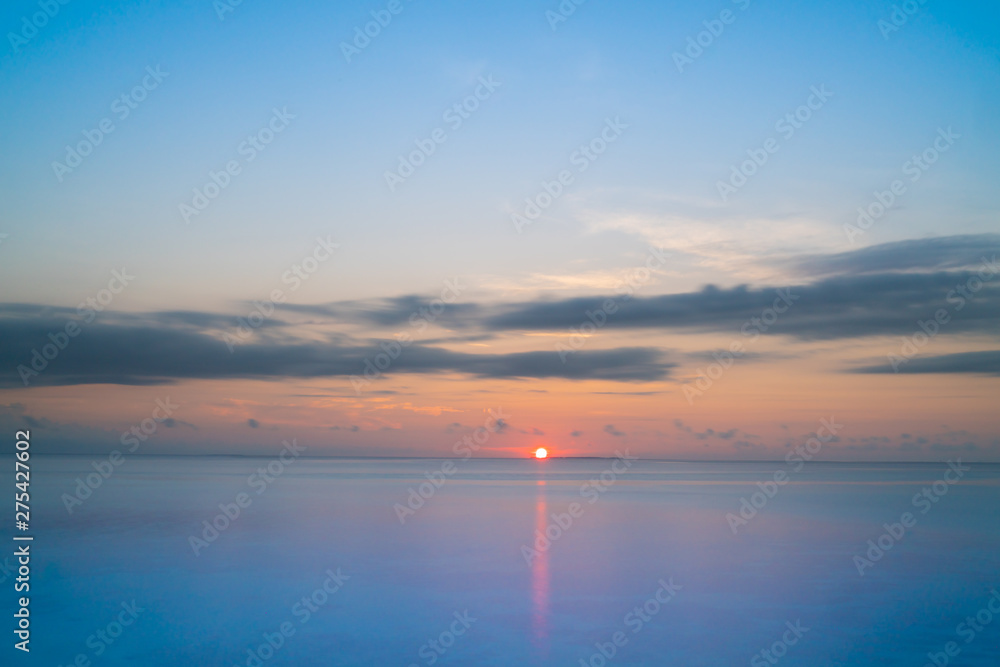 Obraz premium Sunrise over ocean