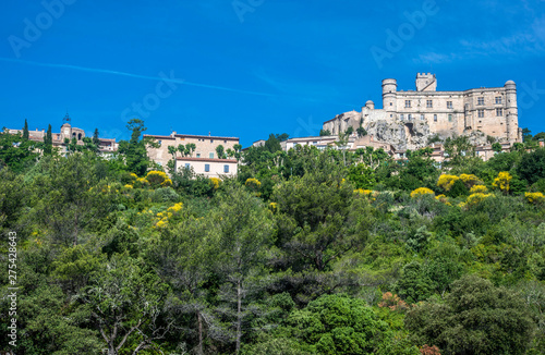 France, Vaucluse, perched village of Barroux and its fortified castle