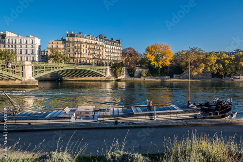 France, Paris, 4th arrondissement, île Saint-Louis, buildings on the Quai de Bethune and Pont de Sully on the Seine river, seen from the Quai Saint-Bernard