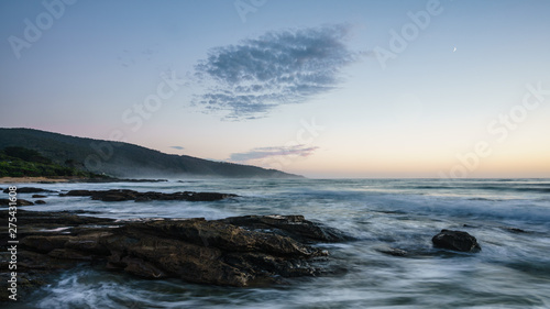 Sonnenaufgang über dem Meer mit Felsen im Vordergrund am Kennet River Coastal Reserve in Victoria Australien