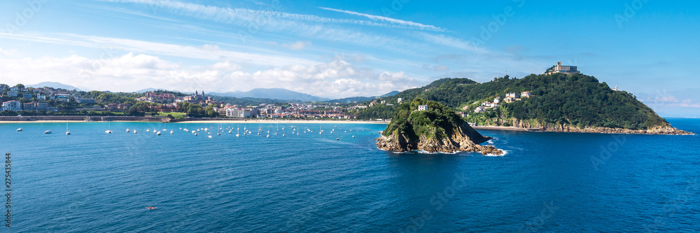 Fototapeta premium Panoramic view ot the bay of San Sebastian from Monte Urgull, Basque Country, Spain